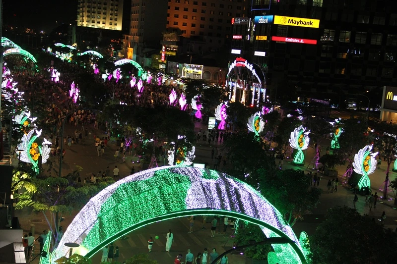 Người dân TP.HCM xuống đường tận hưởng thời khắc giao thừa ảnh 7